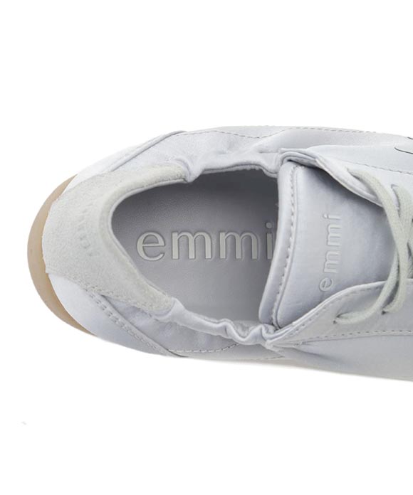 エミ em サテンスニーカー emmi